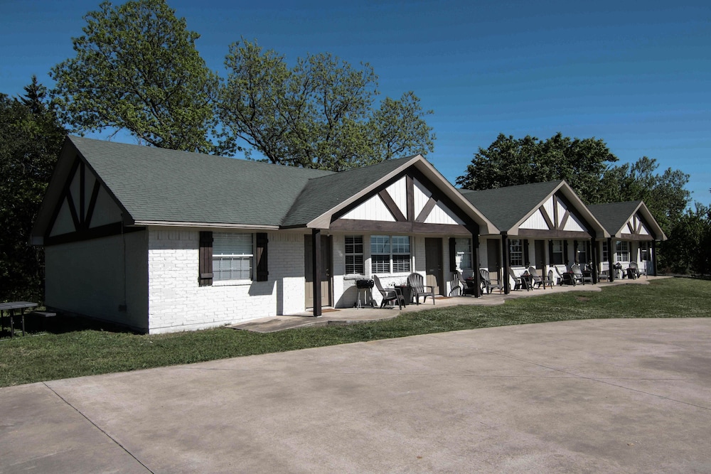 Cozy Two Bedroom, Lake Texoma, Lake View, Marina Access - No Pets photo 3