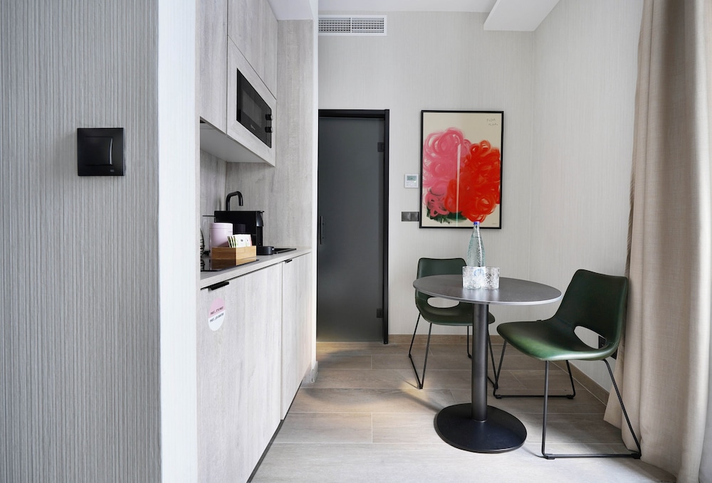 Medium Studio with Kitchenette - Photo 10