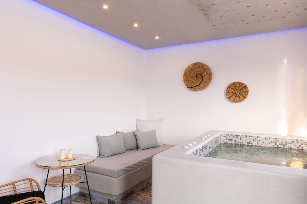 Elegant Suite with indoor jetted tub and sea view - Photo 26