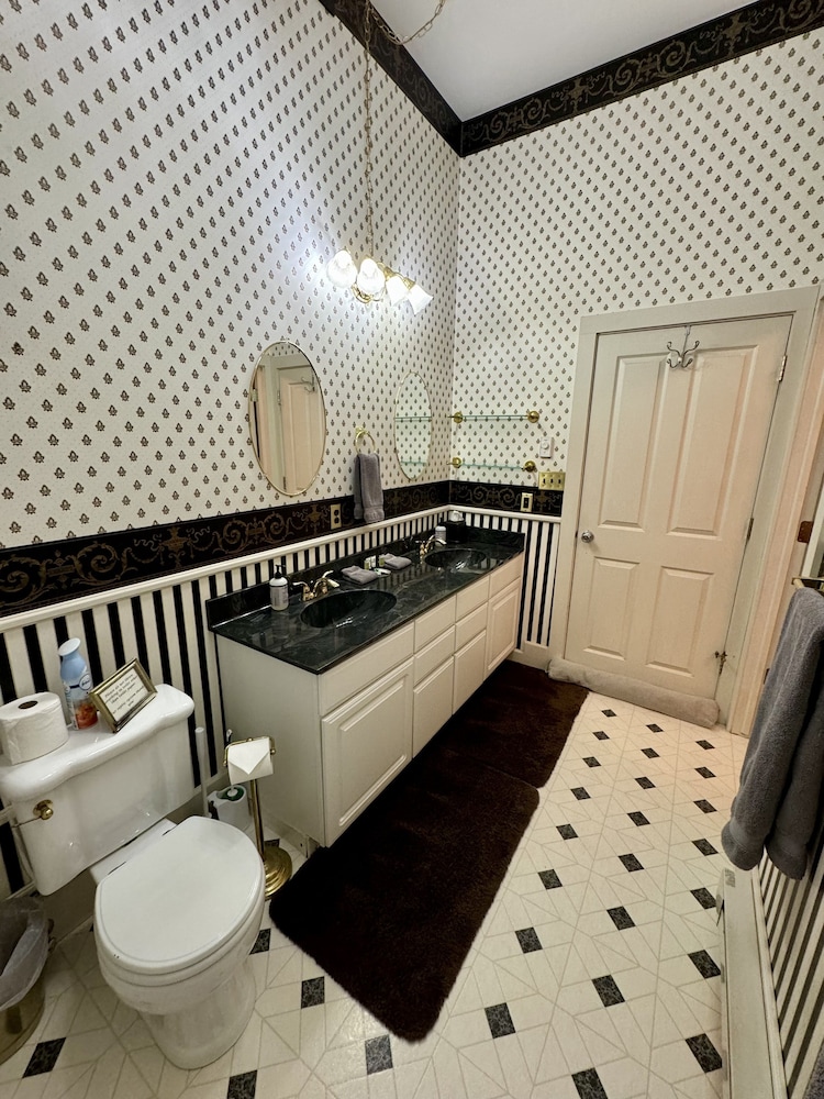 Queen Bed, Private Bathroom photo 2
