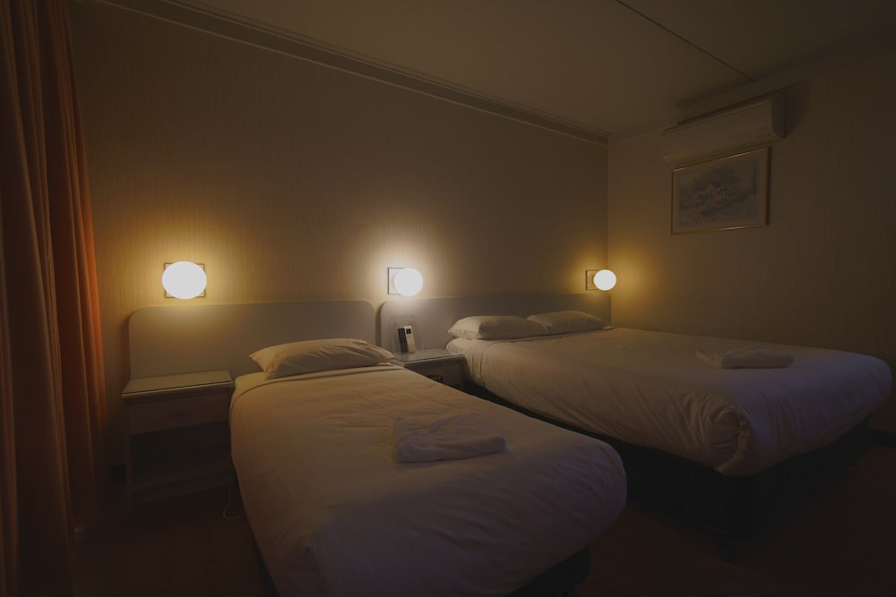 Standard Room, Queen and Single photo 2