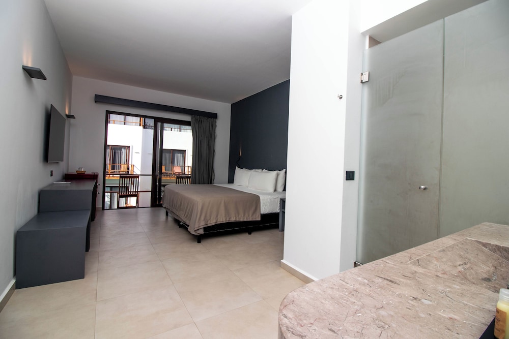 Deluxe Room - Photo 4