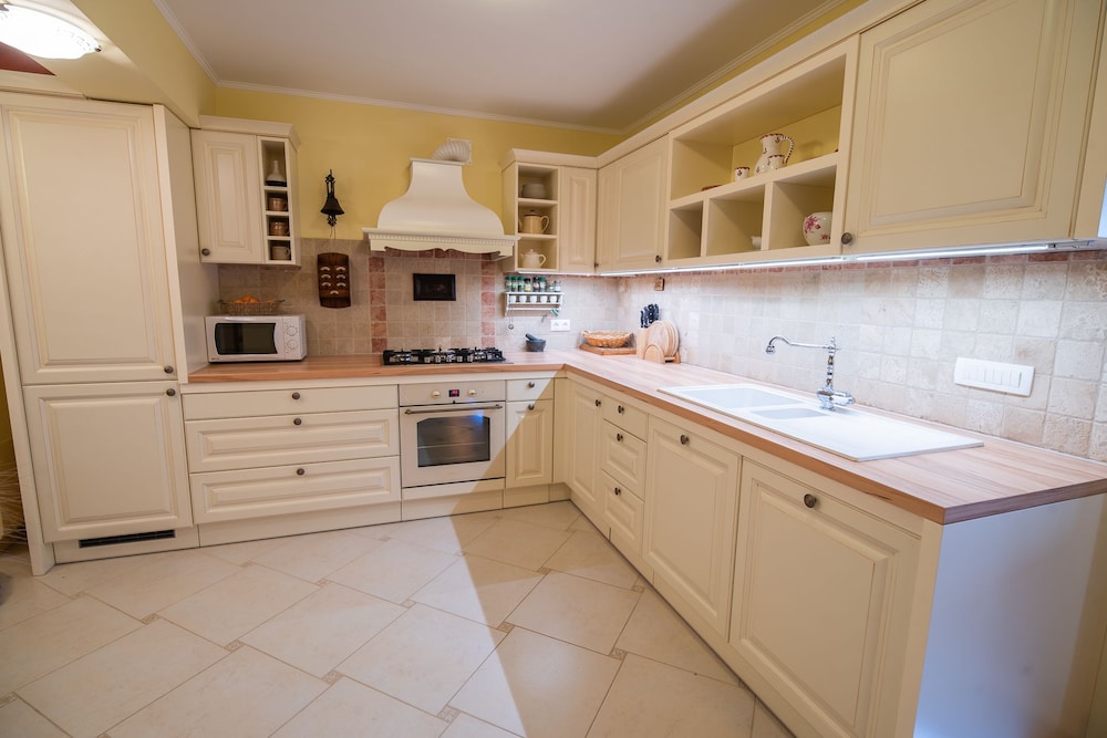 Luxury House photo 3