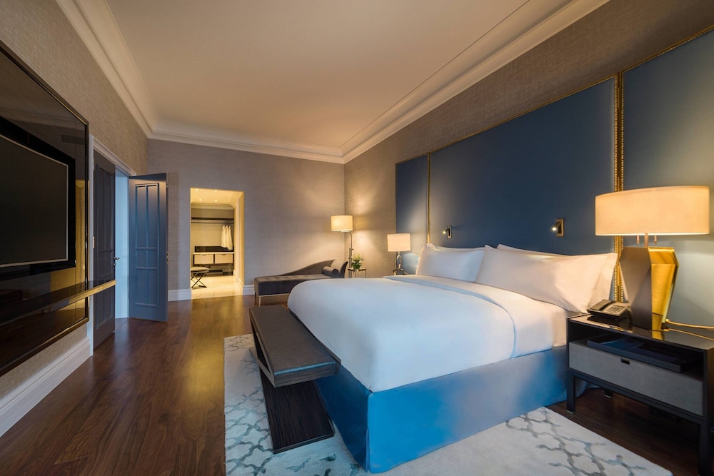 Executive Suite, 1 Bedroom, Balcony - Photo 2
