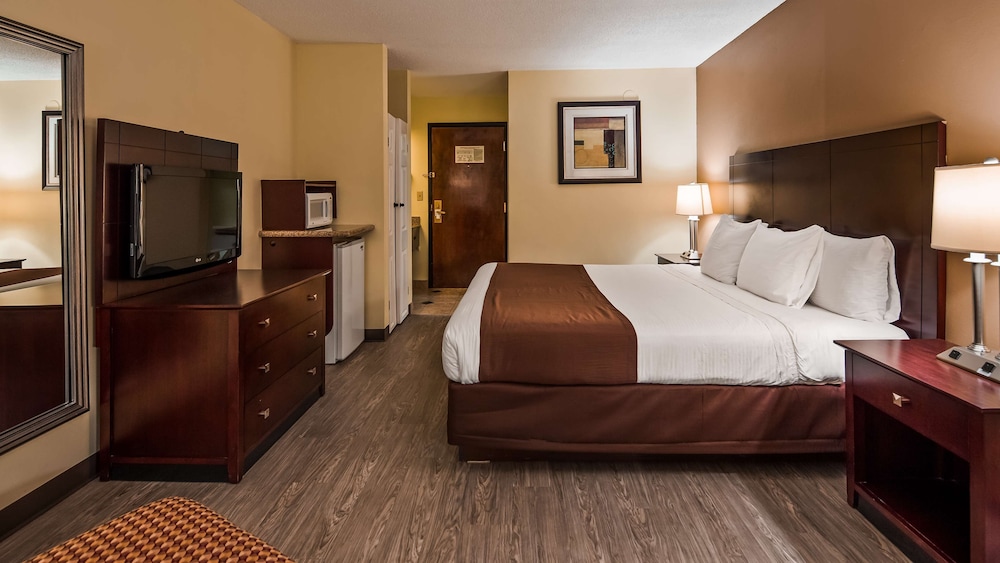 Standard Room, 1 King Bed, Non Smoking, Microwave - Photo 1