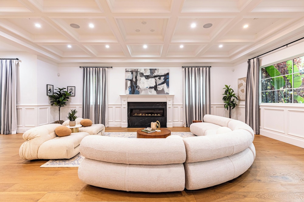 Luxury House, Multiple Beds, Pool Access, Pool View (Otis Ave)
