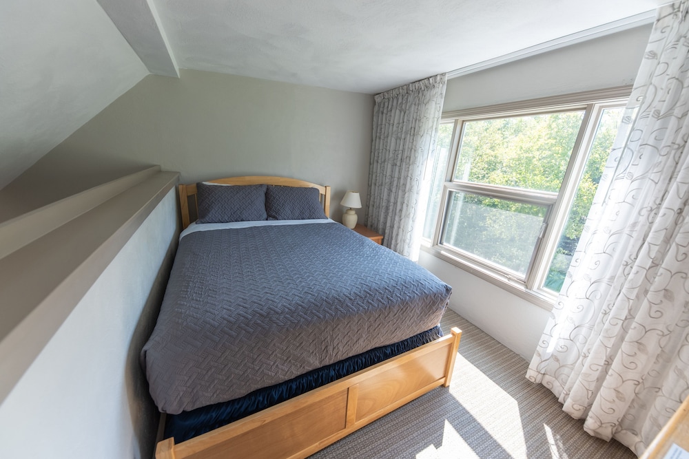 Loft Queen Bed w/ Full Bed, Twin Trundle photo 3
