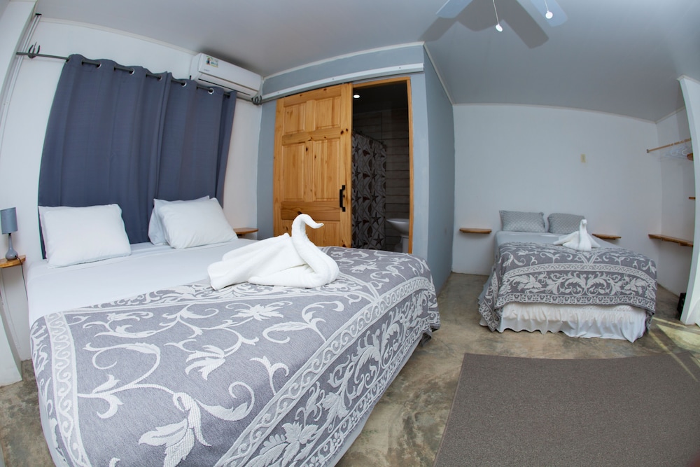 Junior Suite King Bed and Queen Bed photo 1