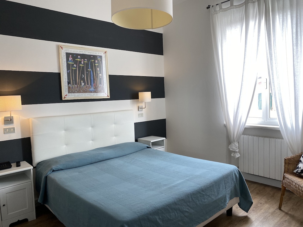Basic Room, 1 Queen Bed