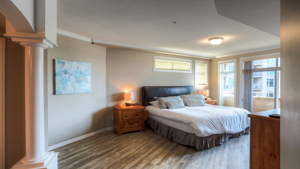 Premium Condo, 3 Bedrooms, Partial Lake View photo 1