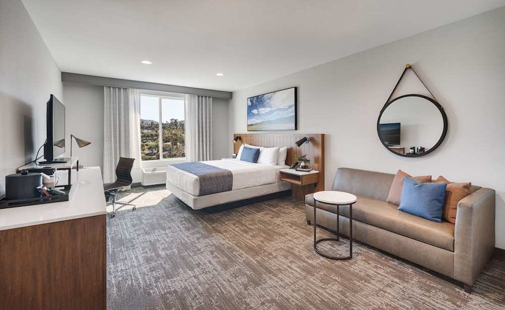 Deluxe Room, 1 King Bed with Sofa bed, Accessible