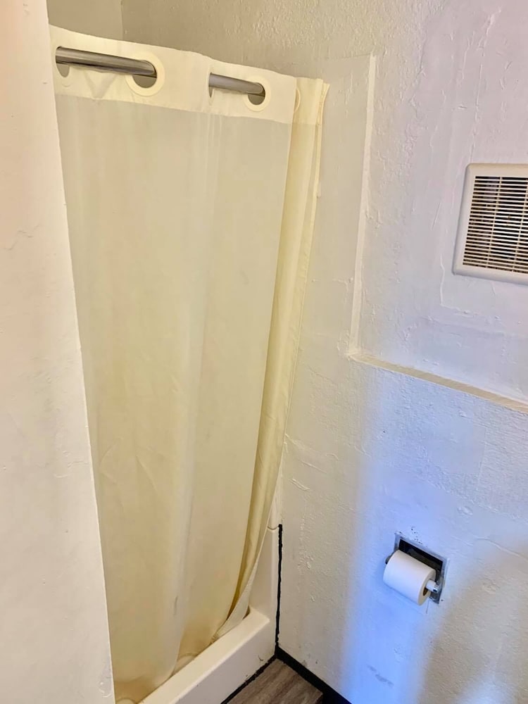 Economy Room, 1 Queen Bed, Refrigerator & Microwave, City View photo 2