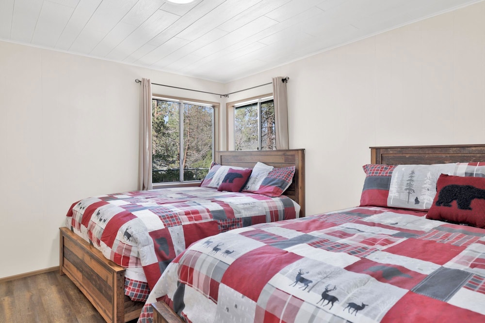 Cabin, Multiple Beds, Patio, Mountain View (111) photo 2