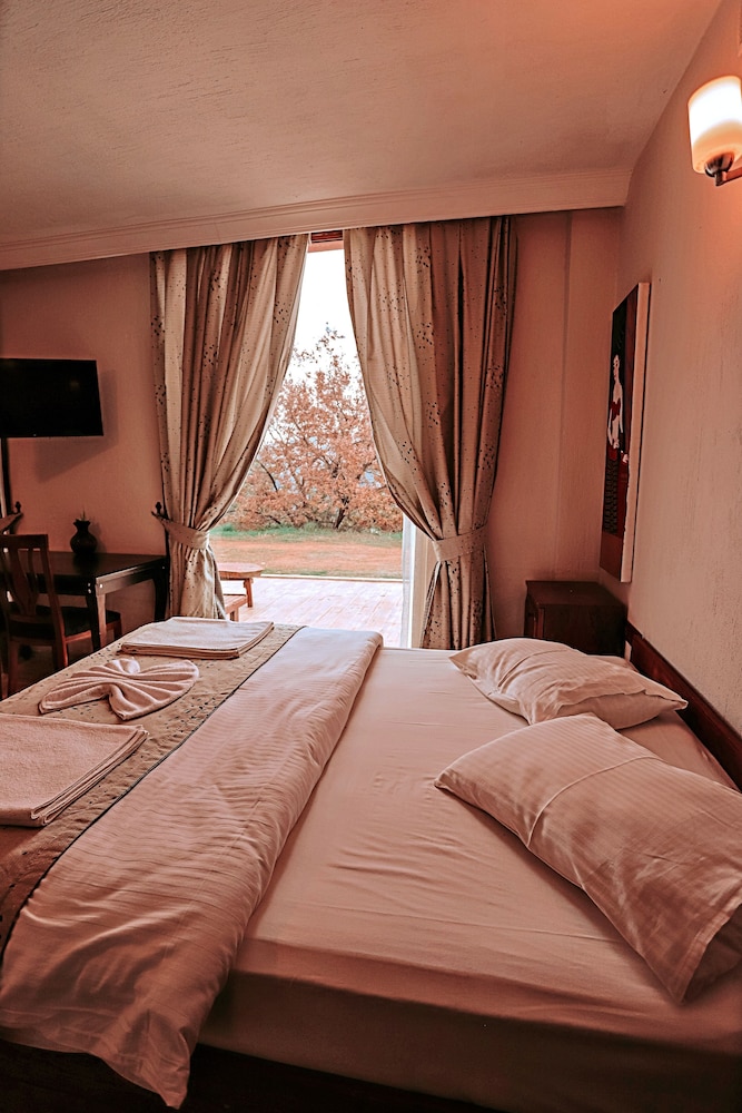 Panoramic Triple Room, Jetted Tub, Valley View photo 2
