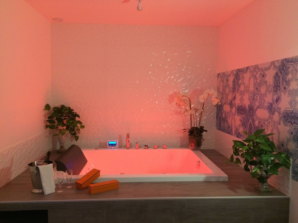 Garden Room with jacuzzi