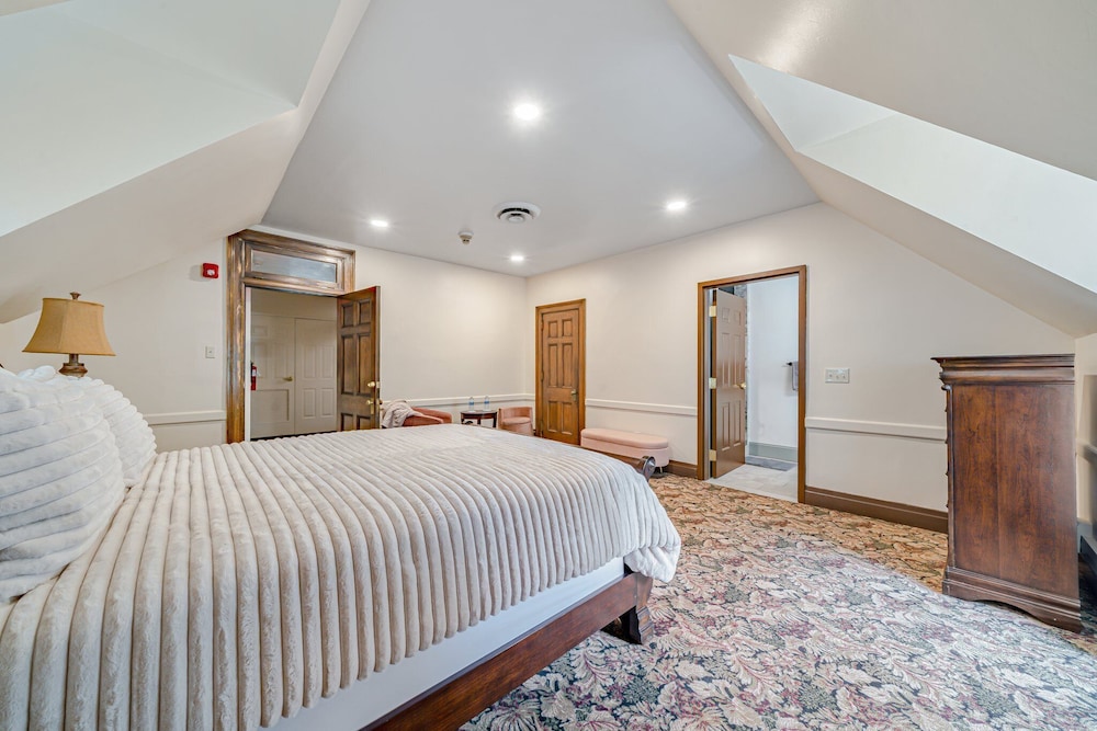 Luxury Suite, 1 Queen Bed, Non Smoking, Club Lounge Access photo 3