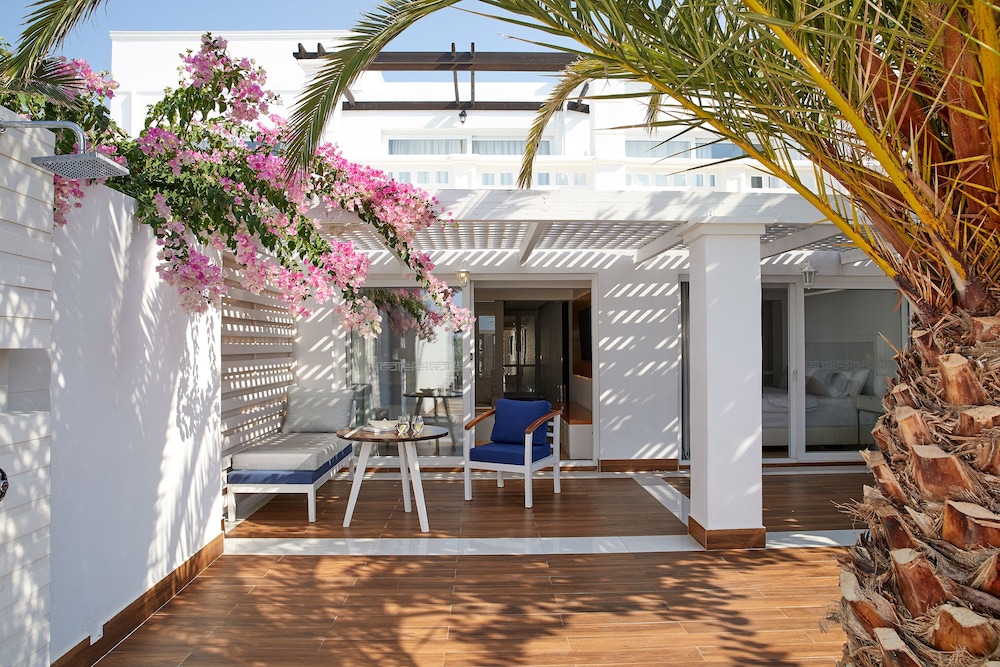Three Bedroom Royal Villa with Private Pool and Hot Tub - Photo 1