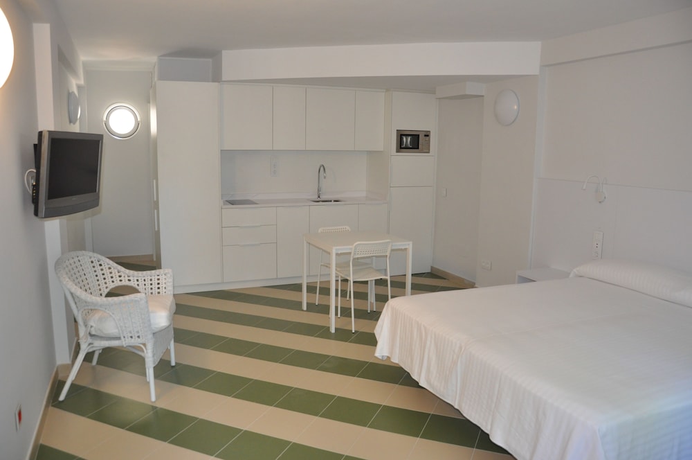 Economy Studio, 1 Queen Bed, Kitchenette photo 3