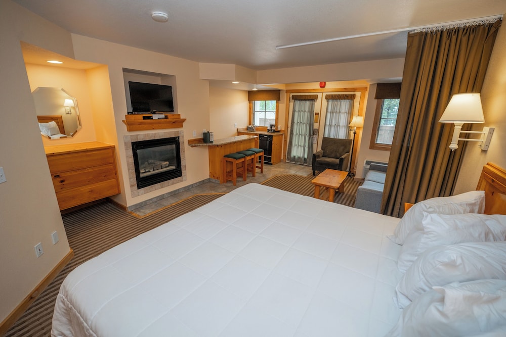 Deluxe Room, 1 King Bed with Sofa bed, Jetted Tub