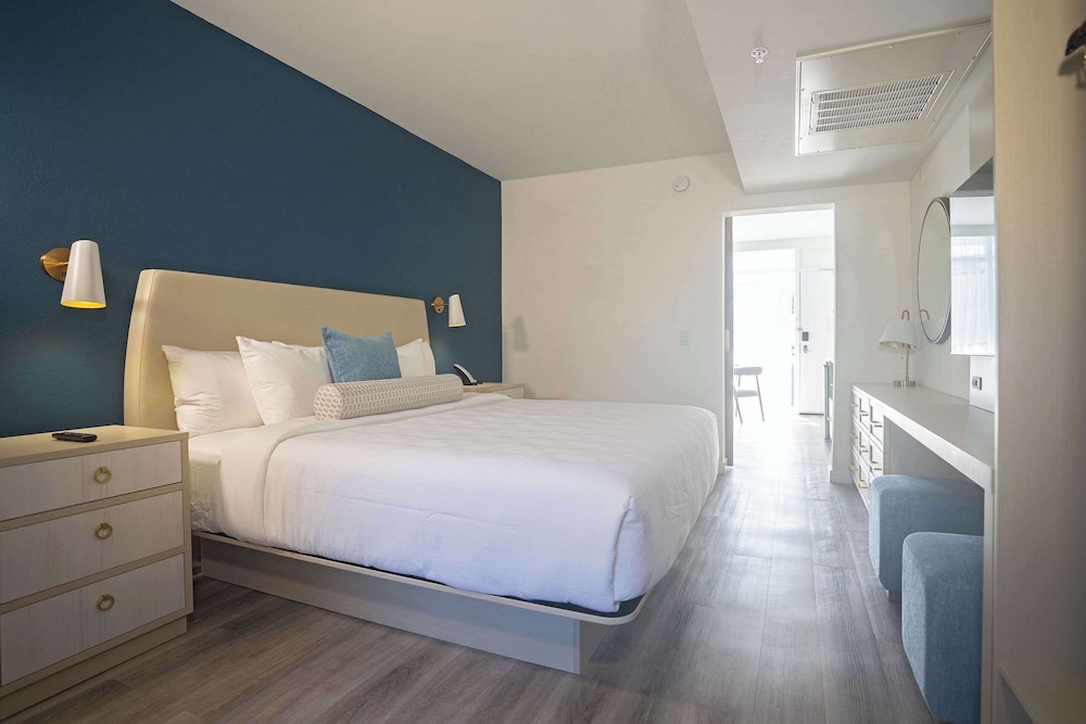 Suite, 1 King Bed with Sofa bed, Non Smoking (2 Person Sofa Bed)