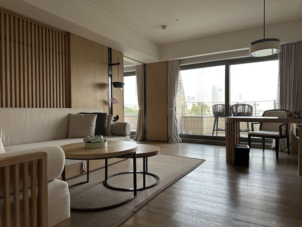 Suite, 1 King Bed (Garden)