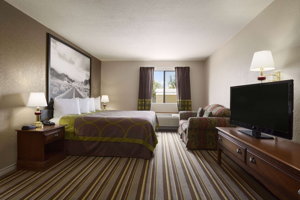 Suite, Multiple Beds, Non Smoking (3 Queen Beds and 1 Sofa Bed) photo 1