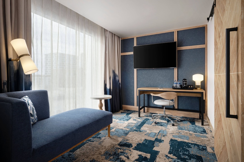 Suite, 1 Bedroom - Photo 17