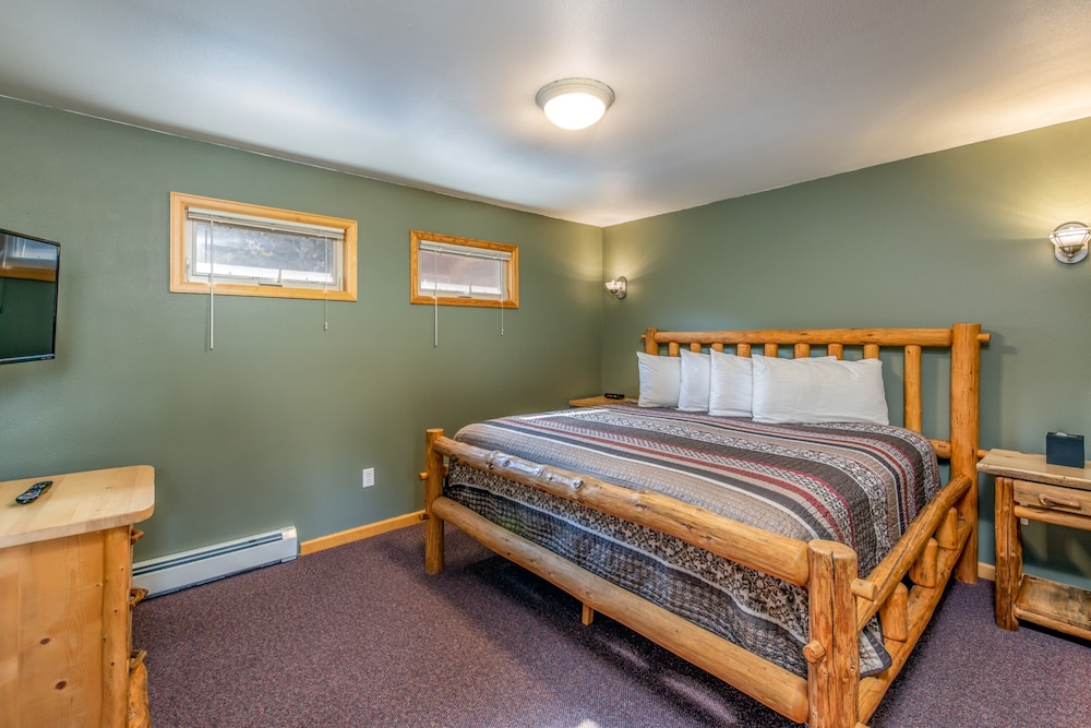 Superior Condo, Jetted Tub, River View