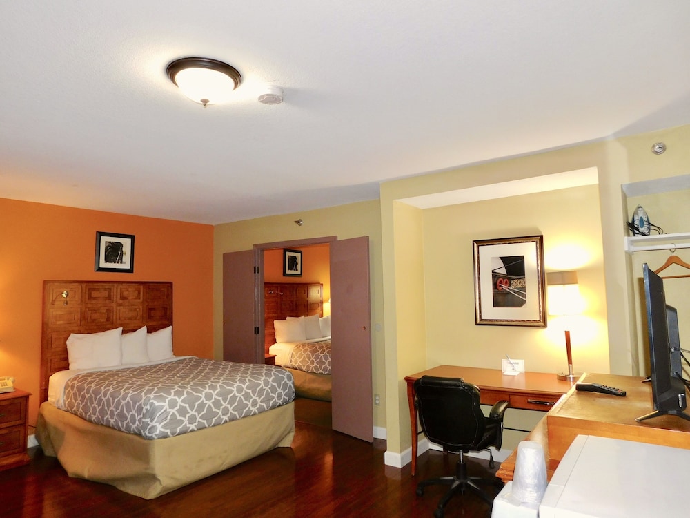 Suite, 2 Queen Beds, Non Smoking photo 2