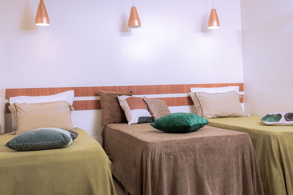 Room, 3 Twin Beds, Private Bathroom photo 2