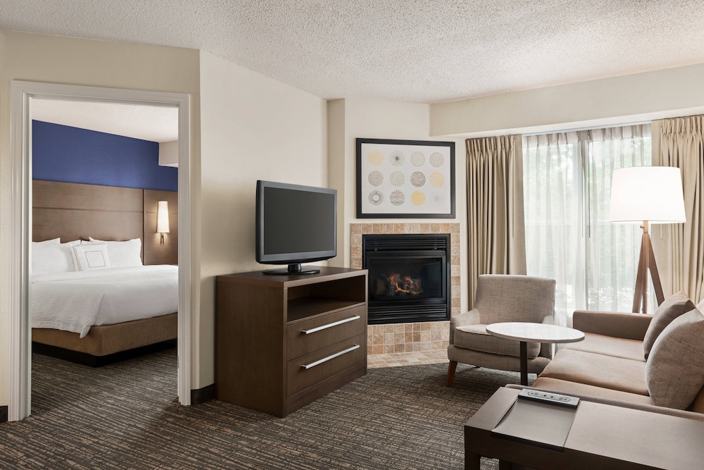 Suite, 2 Bedrooms, Fireplace - Photo 3
