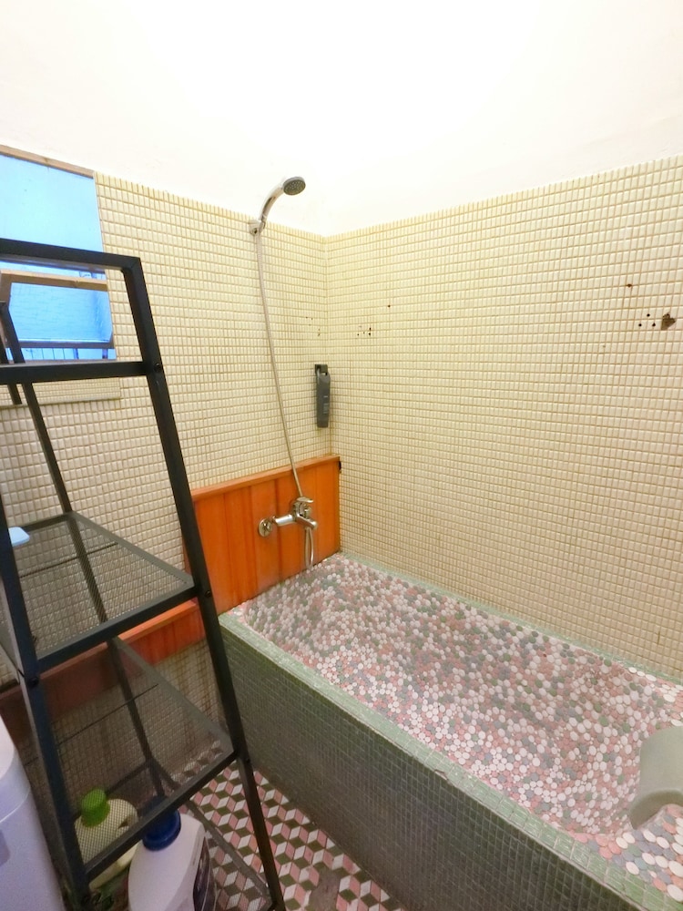 Signature Single Room, 1 Twin Bed, Shared Bathroom, Courtyard Area photo 2