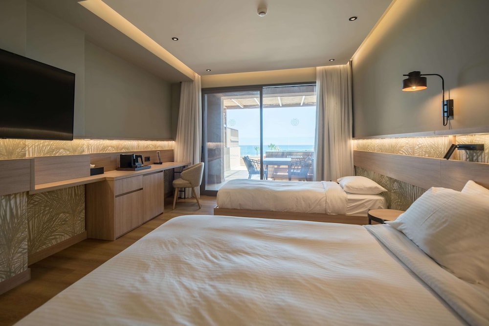 Petite Suite Sea View with Outdoor Hot Tub thumbnail 6