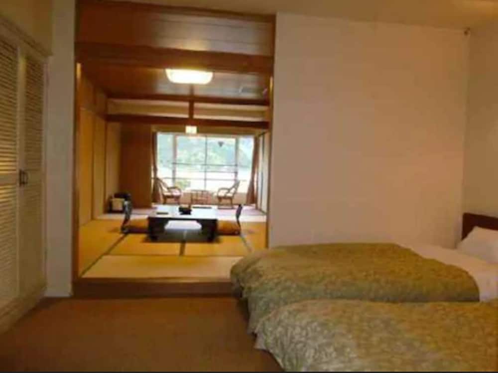 Japanese Western Twin Room, (Lake View) photo 2