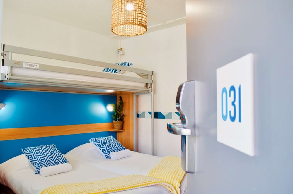 Standard Room, 3 Twin Beds - Photo 6