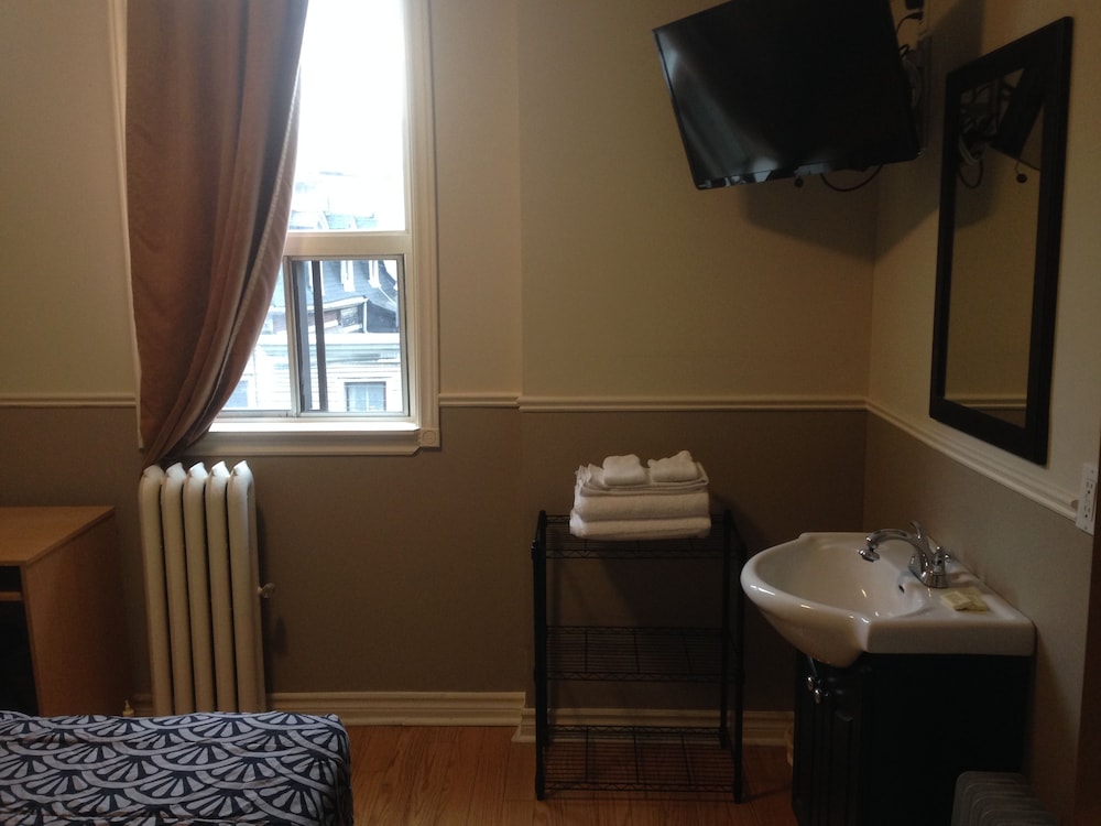 Basic Room, 1 Double Bed, Private Bathroom - Photo 6