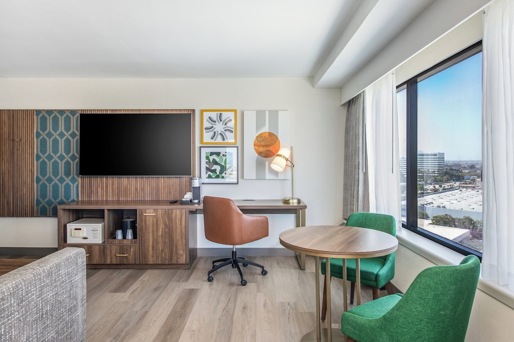 Suite, 1 King Bed (High Floor) - Photo 3