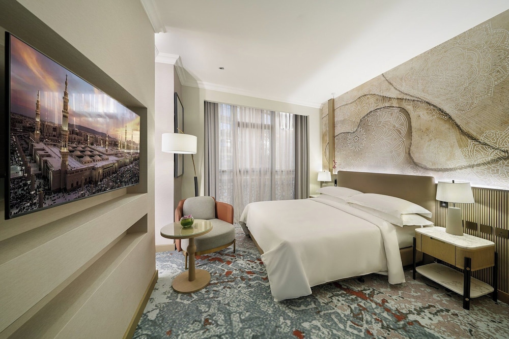 Room, 1 King Bed with Sofa bed (Spacious, Haram View) - Photo 2