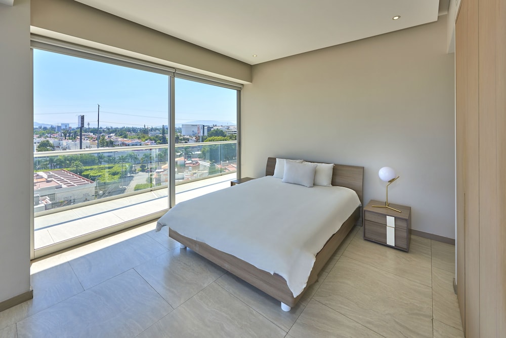 Apartment, 3 Bedrooms - Photo 2