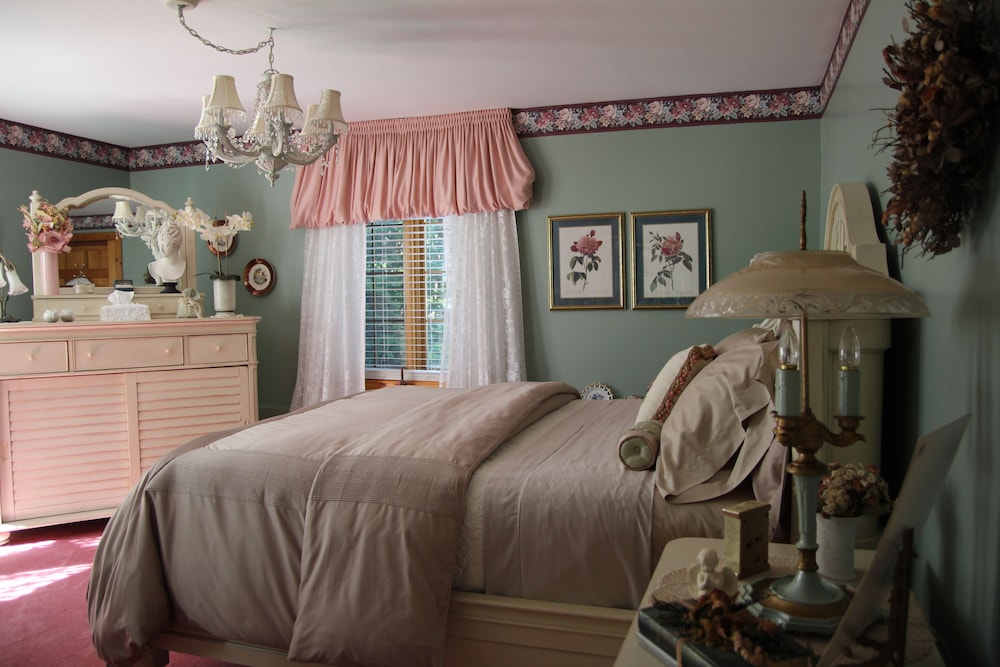Standard Room, 1 Queen Bed, Shared Bathroom (Porcelaine Treasure) photo 1