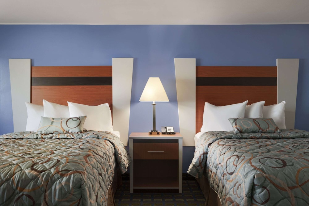 Room, 2 Double Beds, Non Smoking - Photo 1