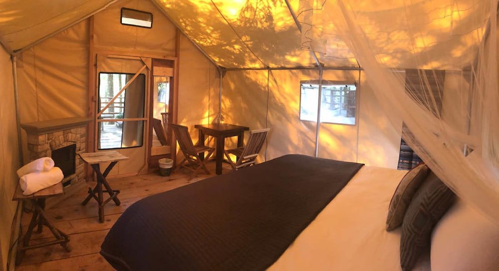 Honeymoon Tent, 1 King Bed, Lagoon View photo 1