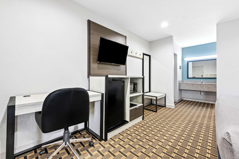 Standard Room, 1 King Bed, Non Smoking, Refrigerator & Microwave - Photo 3