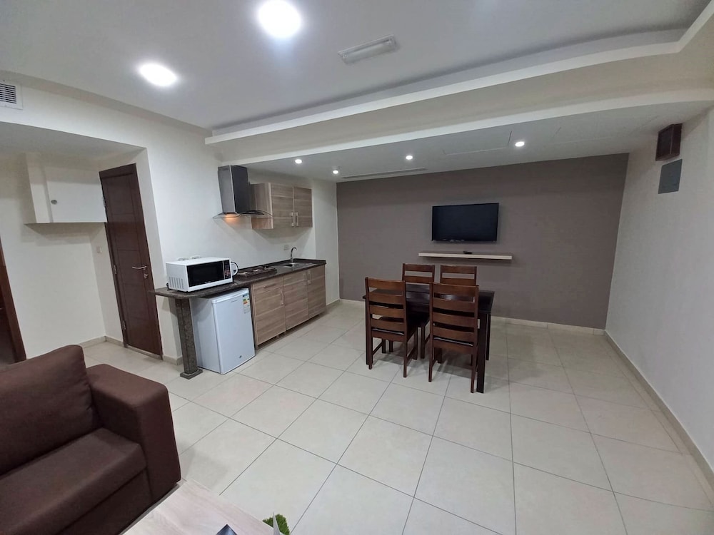 Luxury Apartment, 3 Bedrooms - Photo 10