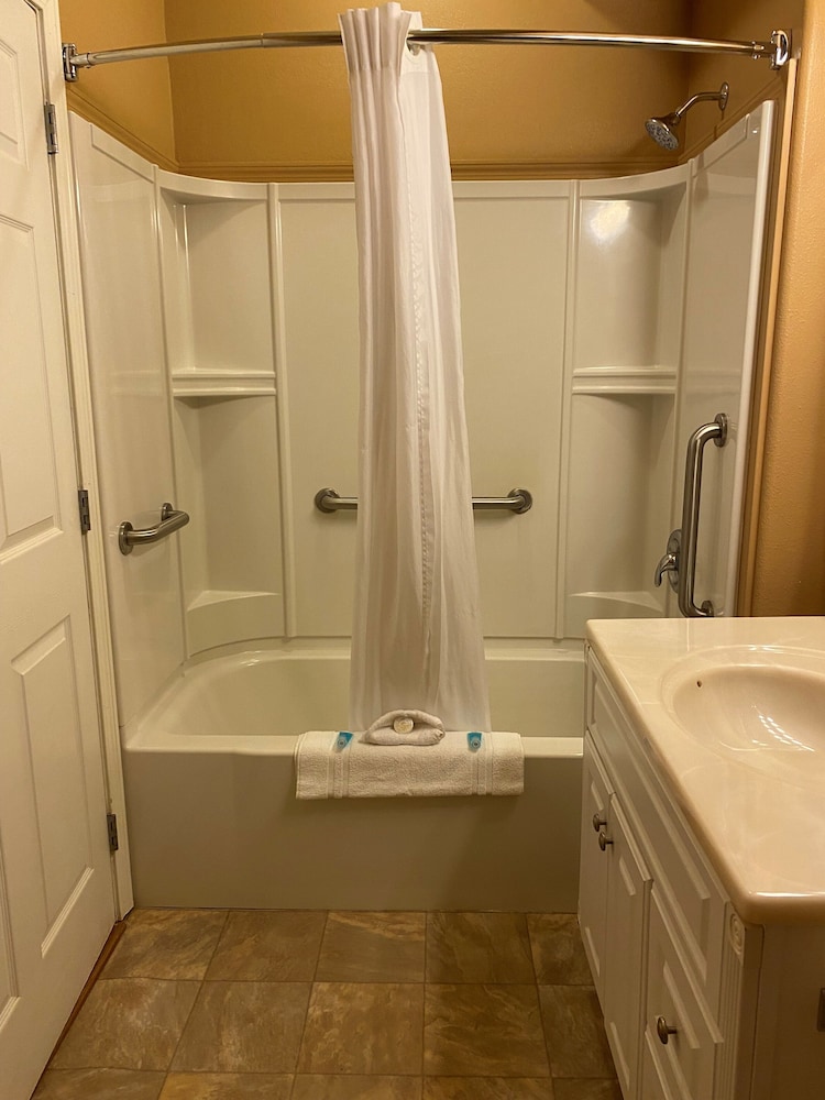 Double Room, 2 Queen Beds, Patio, Canal View photo 2