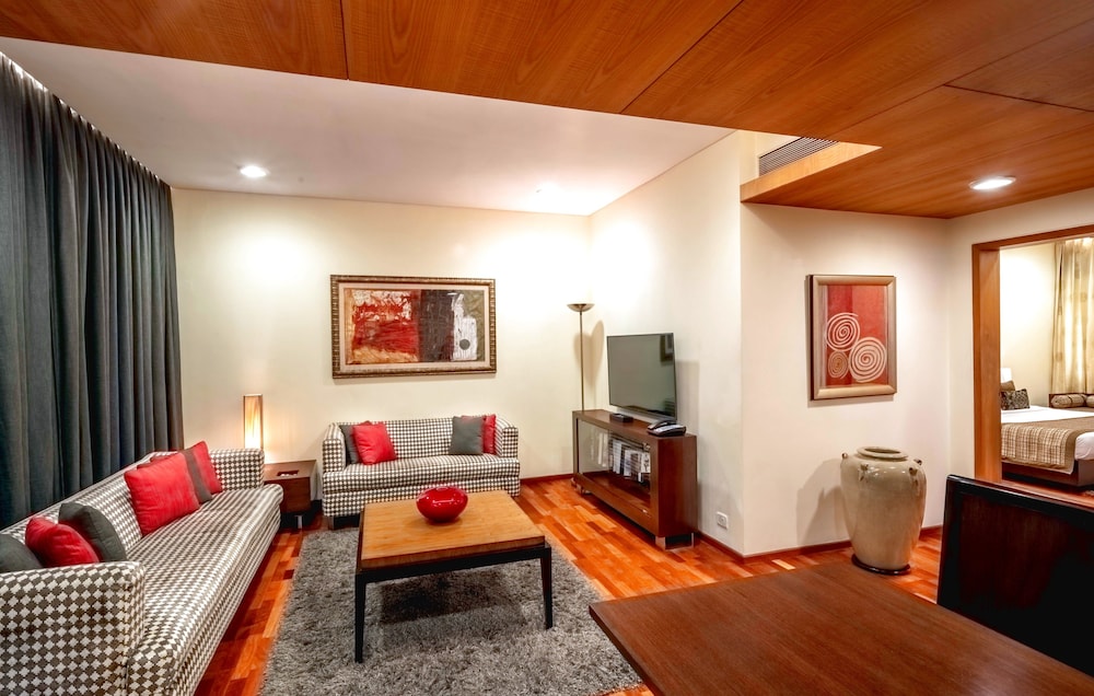 Luxury Suite - Photo 5