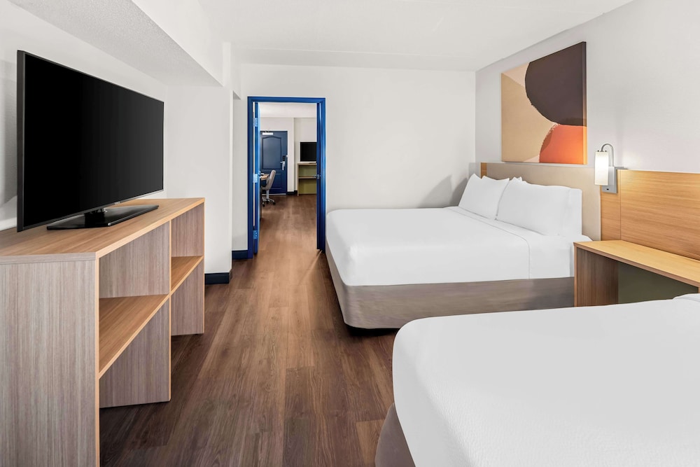 Room, 2 Queen Beds, Accessible, Bathtub - Photo 1