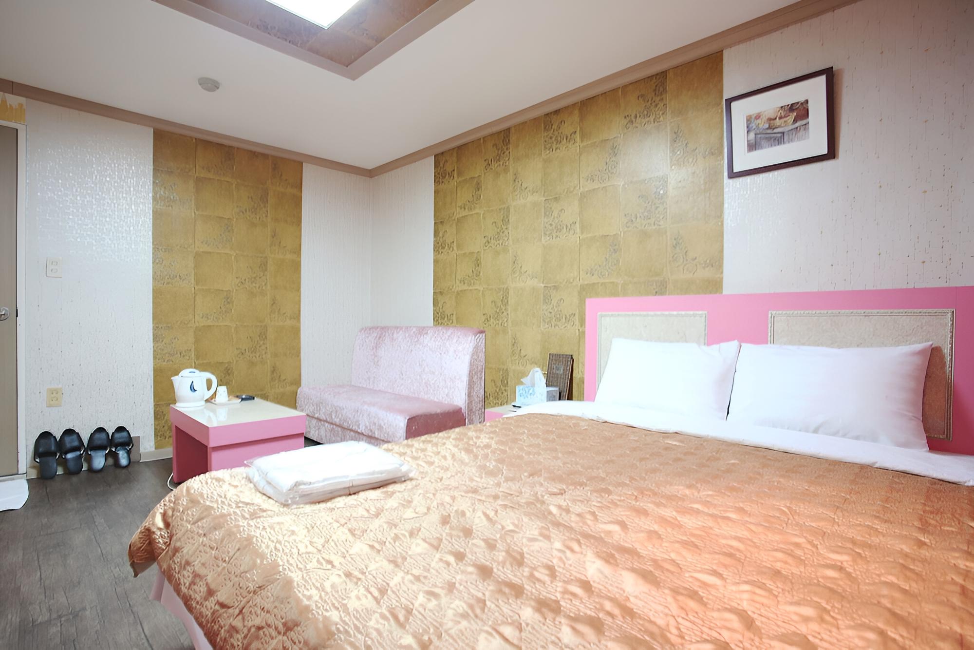 Room (Standard Room) - Photo 12