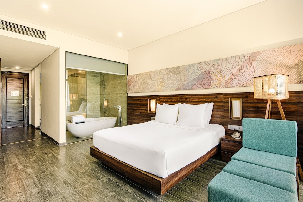 Premier Double Room, 1 King Bed - Photo 3