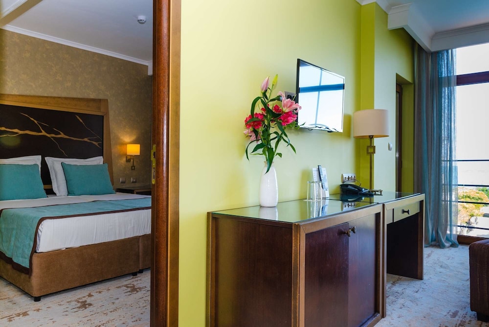 Suite, Park View - Photo 1